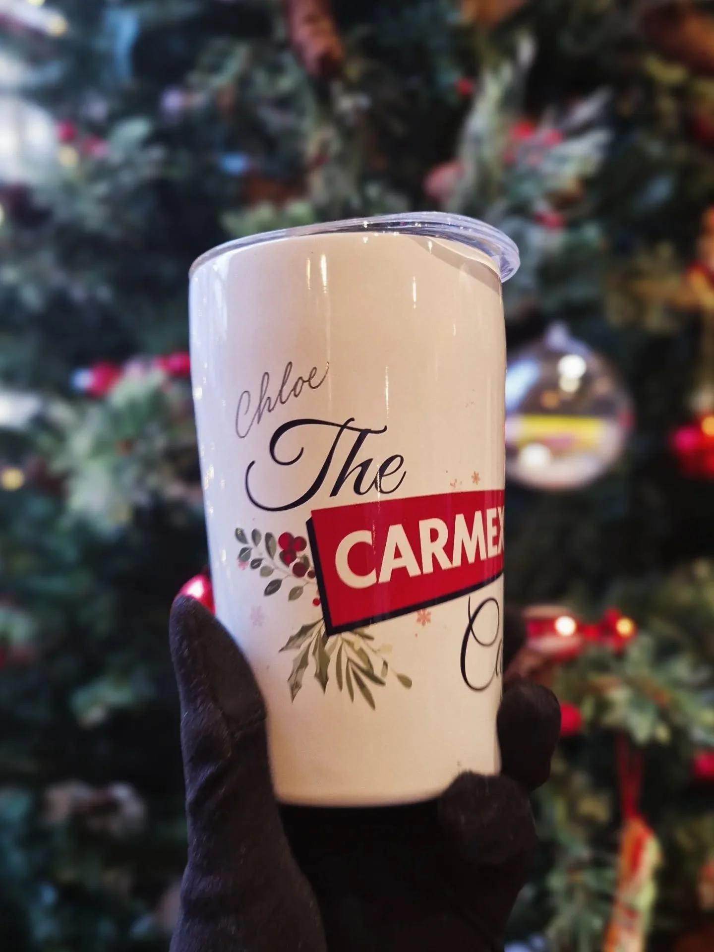 Guys I had the absolute best time engraving for @carmexuk at their popup cafe! 🍬 The atmosphere was so perfectly cosy to welcome December, as well as the launch of their new winter edition lip balms 🎄❄️
Guests were gifted these cute cups that they 