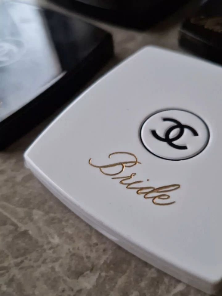 Engraved Chanel compacts for the bride and the special ladies in her life 🤍 Just another way to say thank you on the big day!

Congratulations @hope94_hkids ✨

Get in touch for engraving services - jade@jadetangstudio.co.uk

#engravingartist #weddin