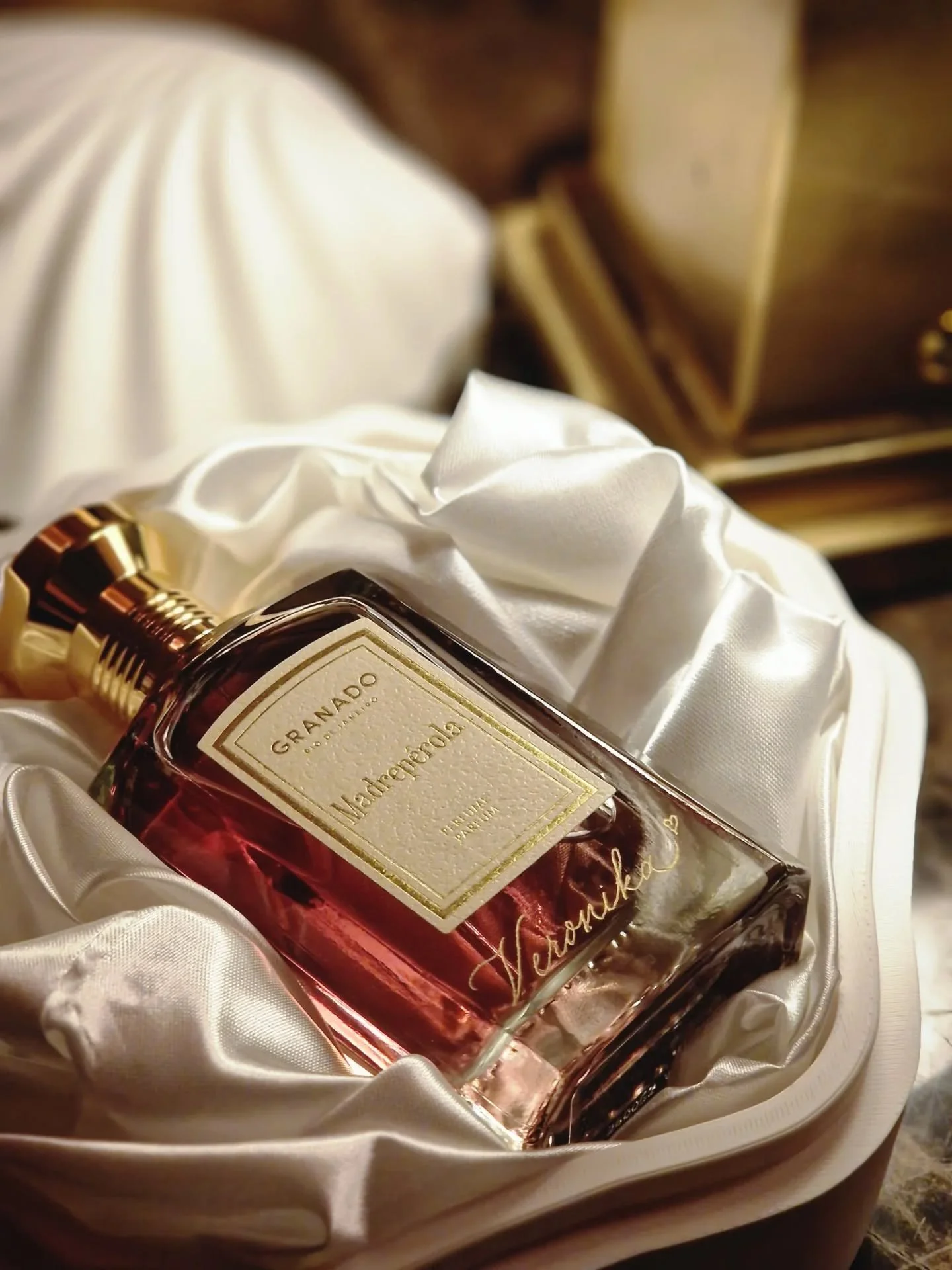 Sunset beach vibes to celebrate the launch of the new Madrep&eacute;rola fragrance by @granadobrazil at the iconic @tramp in London

Each guest was gifted an engraved bottle, set in their own custom seashell cases inspired by the mother of pearl 🐚🤍