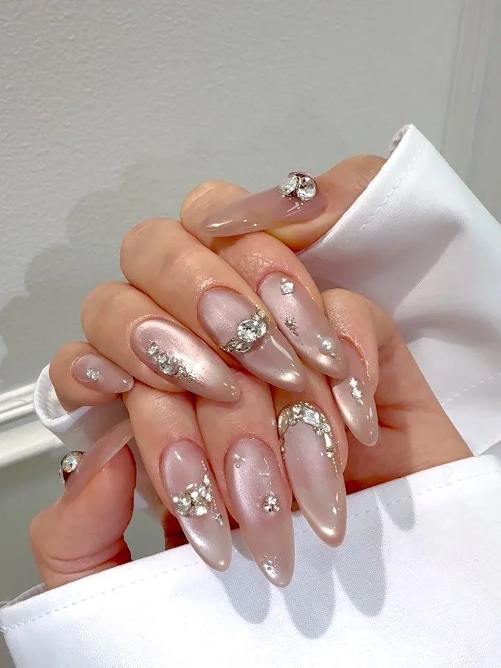 Magnetic stone vibes 🩶🤍🙈
.
.
#specialdesigns #sydneybestnailshop#nailgallery#nailgallerysydney