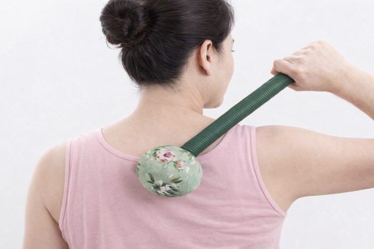 TCM-inspired mugwort hammer wellness activity