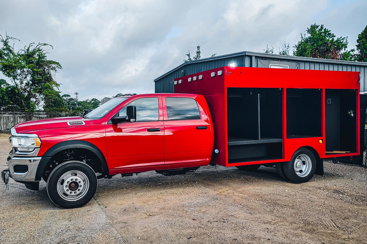 We always appreciate our commercial customers.

#paintjob #sprayonbedliner #dodge5500 #fordf550 #lbhmotors #worktruck #servicebodies