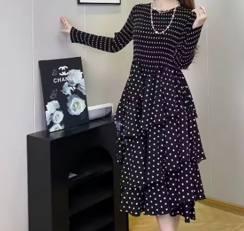 black polka dot.png