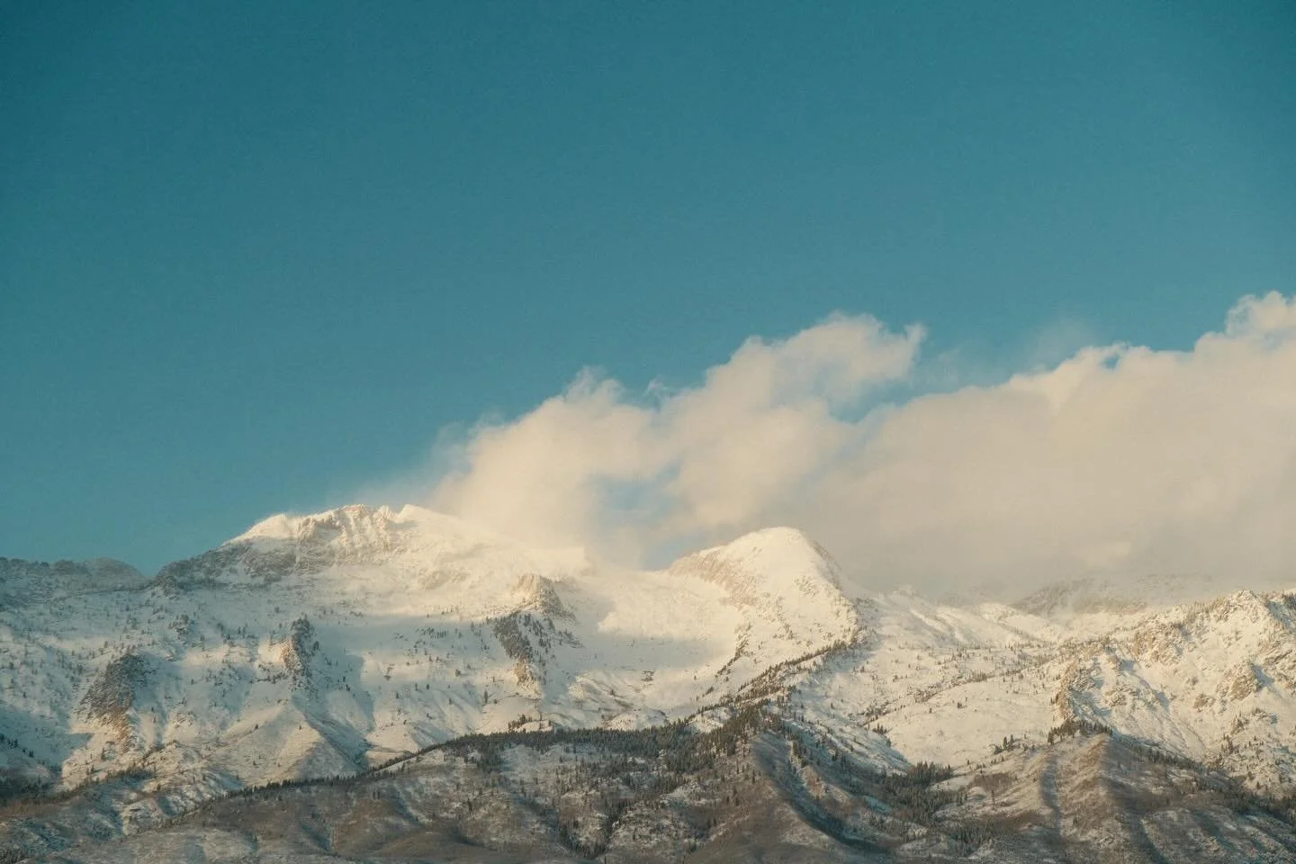 Snow Capped Mountains

It&rsquo;s hard to beat the calm serenity of snow capped mountains. I&rsquo;ve found myself more and more drawn to photographing the mountains, especially now that there&rsquo;s snow. Something about the smooth slopes of the sn