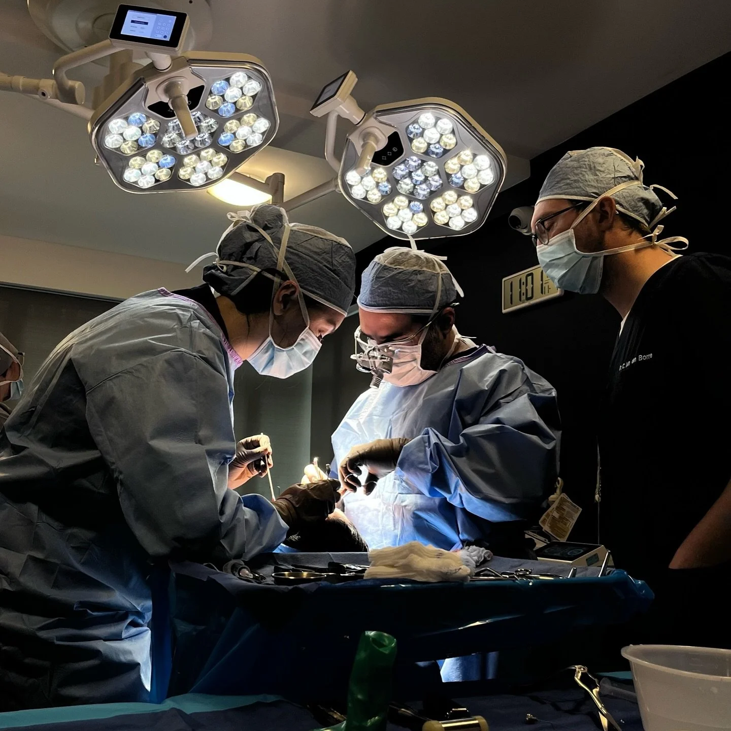 A facelift is not a transformation into a different person.
It is a personal decision to bring your outward appearance closer to the way you experience yourself.

It is not a race to look younger.
It is about subtlety, proportion, and feeling safe wi