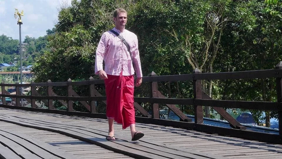 tourist-walking-local-outfit-mon-bridge-view-2.jpg.JPG