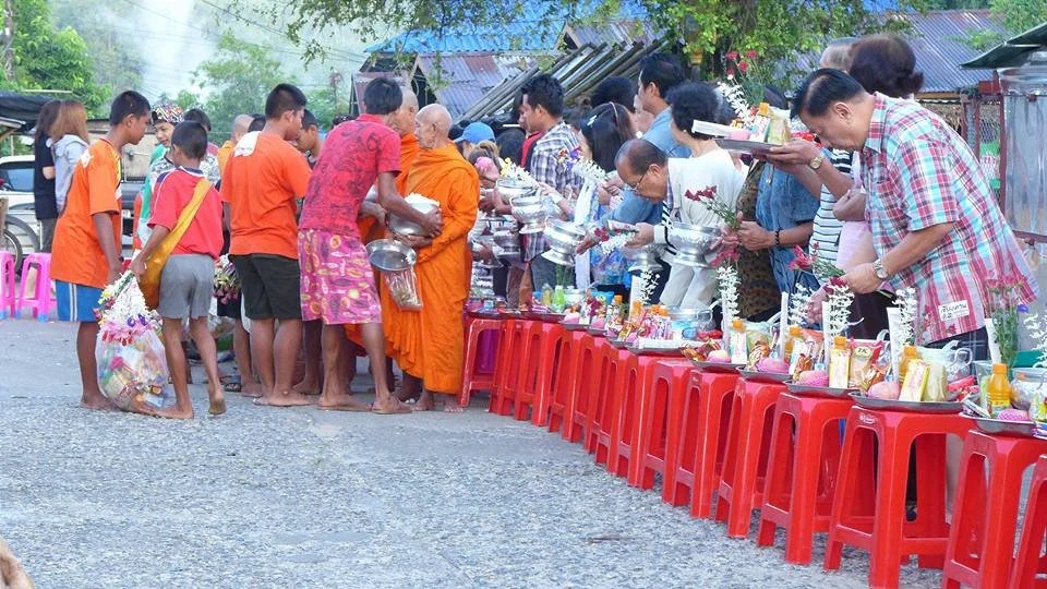 sangkhlaburi-buddhist-alms-giving-ceremony.jpg.jpg