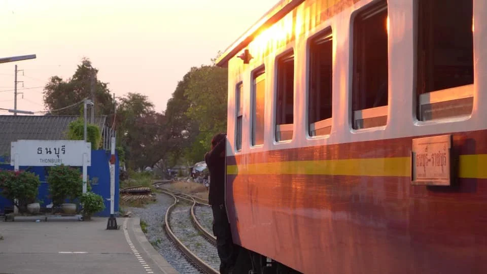 train-thonburi-bangkok-kanchanaburi.jpg
