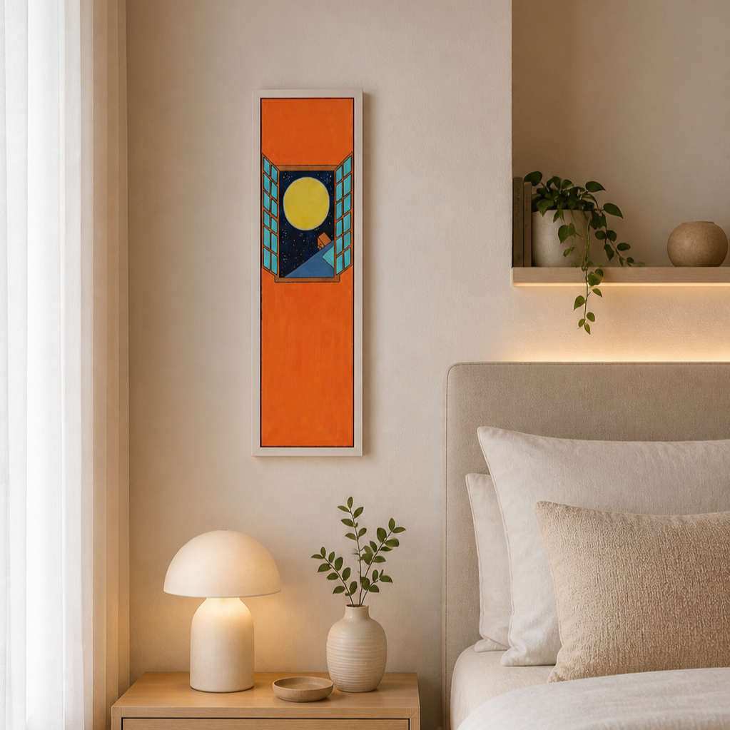 Interno di una camera da letto con pareti beige, letto con cuscini bianchi e beige, lampada da tavolo bianca e una pianta in vaso su un comodino di legno, decorazioni minimaliste con una mensola con piante e vasi, affresco con finestra aperta e luna 