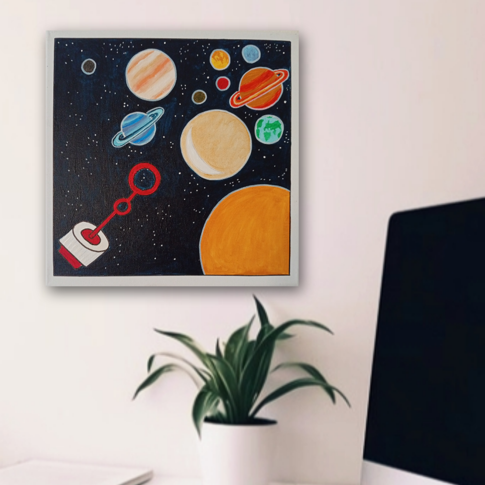 Quadro con dipinti di pianeti del sistema solare su una parete bianca.