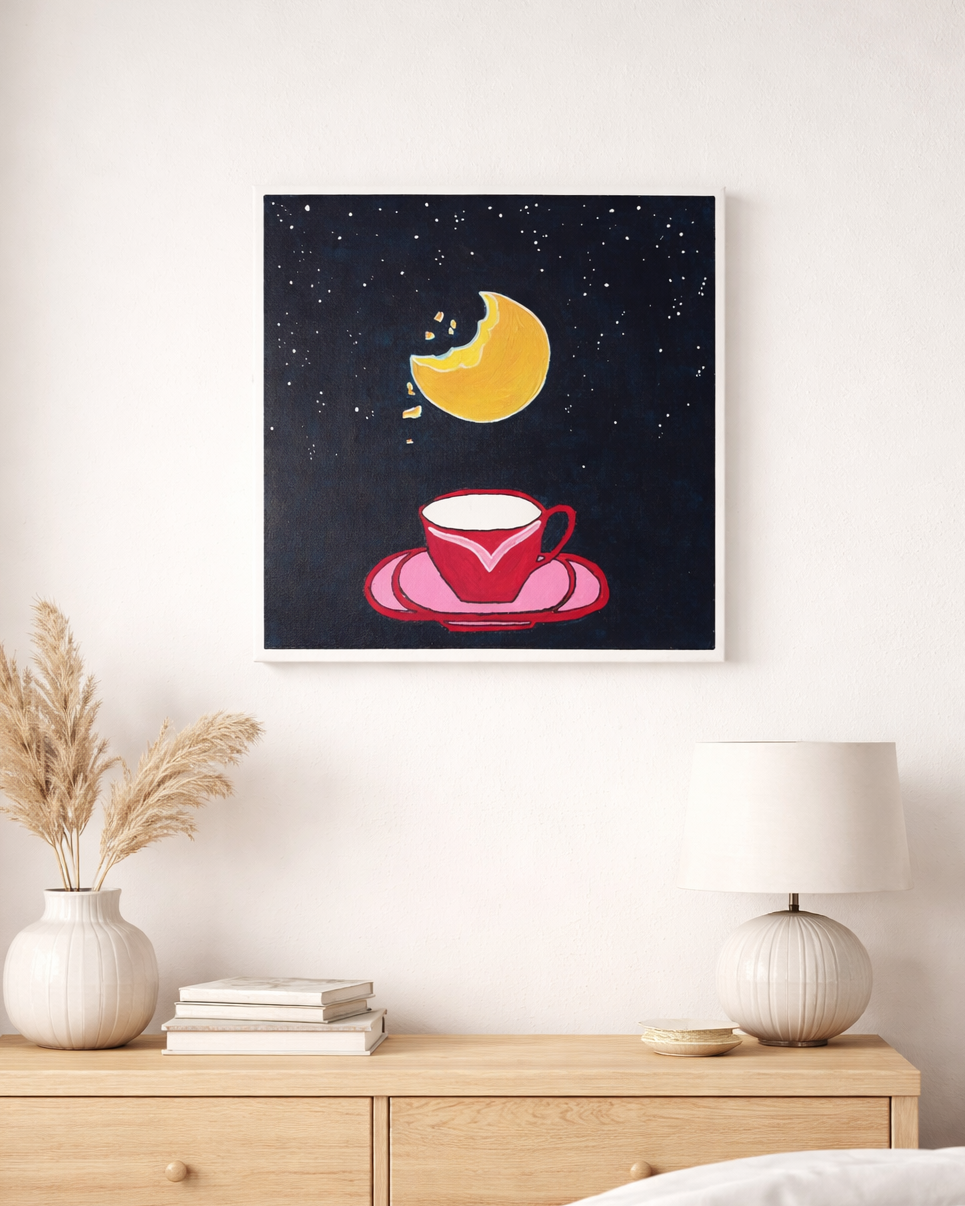 Quadro con una tazza rossa e una fetta di luna gialla che galleggia nel cielo stellato