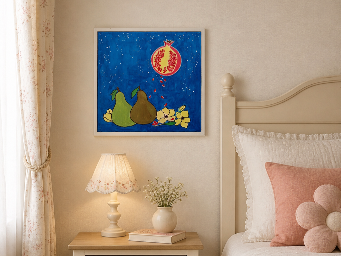 Quadro colorato con due pere e un melograno sopra un fondo blu, con fiori gialli e un piffero.