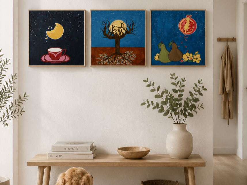 Tre dipinti astratti appesi al muro sopra una consolle di legno con una pianta, alcuni libri, e una ciotola. In fondo si vede un cappotto appeso alla parete.