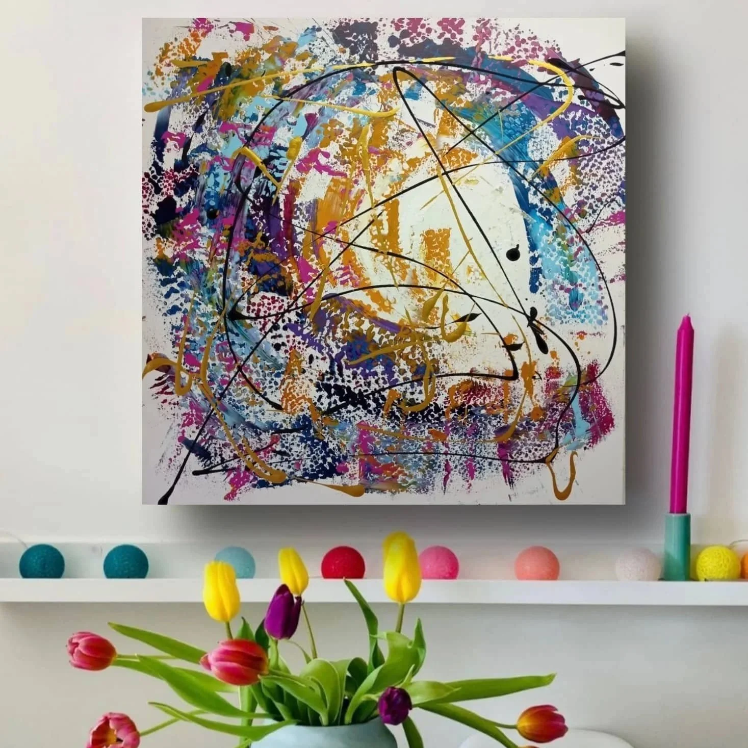 Un quadro astratto colorato con schizzi di vernice e linee nere su uno sfondo bianco, con una pianta di tulipani viola, rosa, gialli e rossi in primo piano.Scratch Art - Patrizia Pacini Art