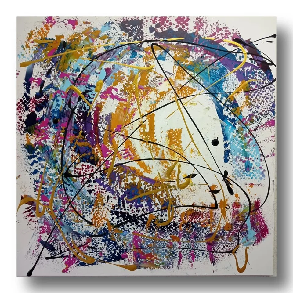 Scratch Art - Patrizia Pacini Art Un'opera d'arte astratta con spruzzi di colori vivaci come viola, blu, rosa, giallo e nero, con linee curve e tratti di vernice dorata su una tela bianca.