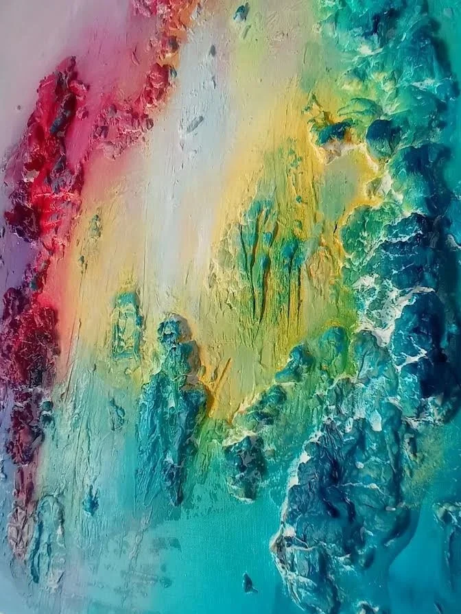Dipinto astratto con colori vivaci, tra cui rosso, giallo, verde e blu, con una texture spessa e impasti evidenti.