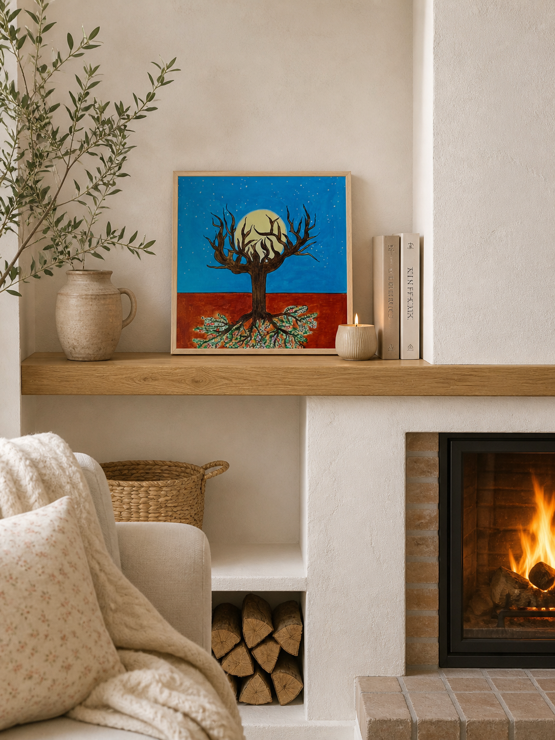 Un quadro colorato di un albero stilizzato con una luna di notte sullo sfondo. Al centro, un camino acceso, e decorazioni come una candela accesa, libri e un vaso beige.