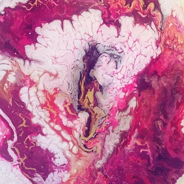 Dipinto astratto con sfumature di rosa, bianco, viola e tocchi di oro, che crea un effetto visivo di fluidità e movimento.