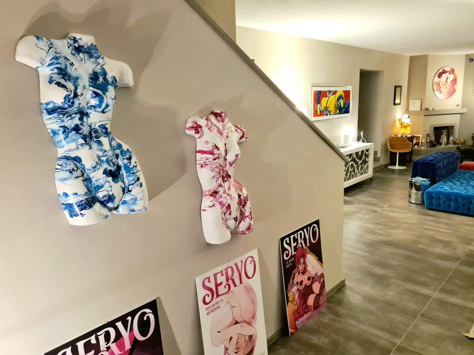 Decorazioni in ceramica Patrizia Pacini artista busti femminili art interior, affisse sulla parete vicine a poster Seryo