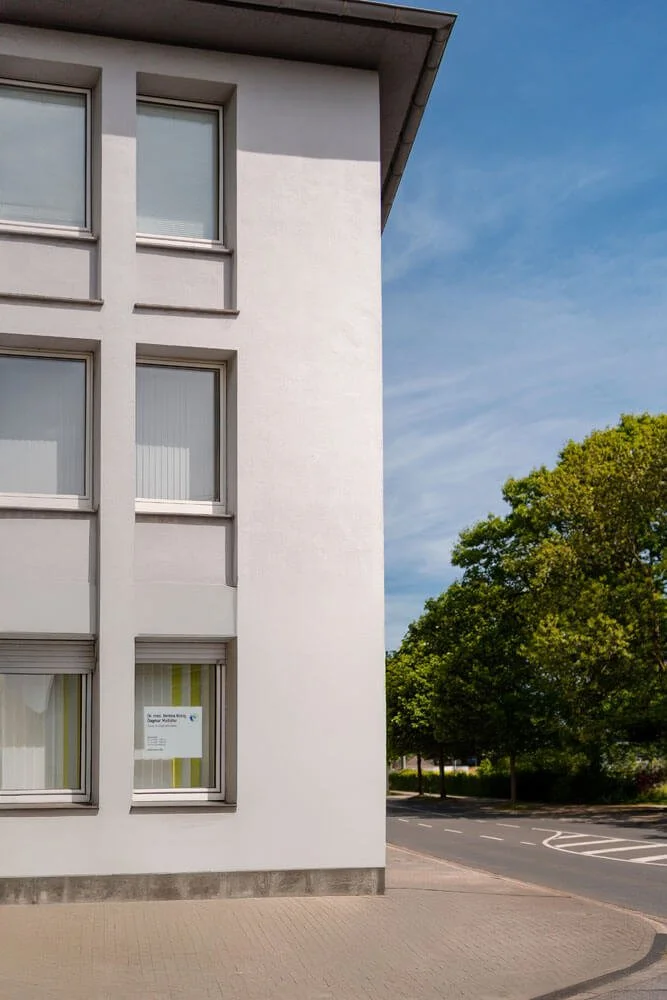 Straßenseite des Praxisgebäudes mit Fenstern und Schild der Hausarztpraxis Schwelm