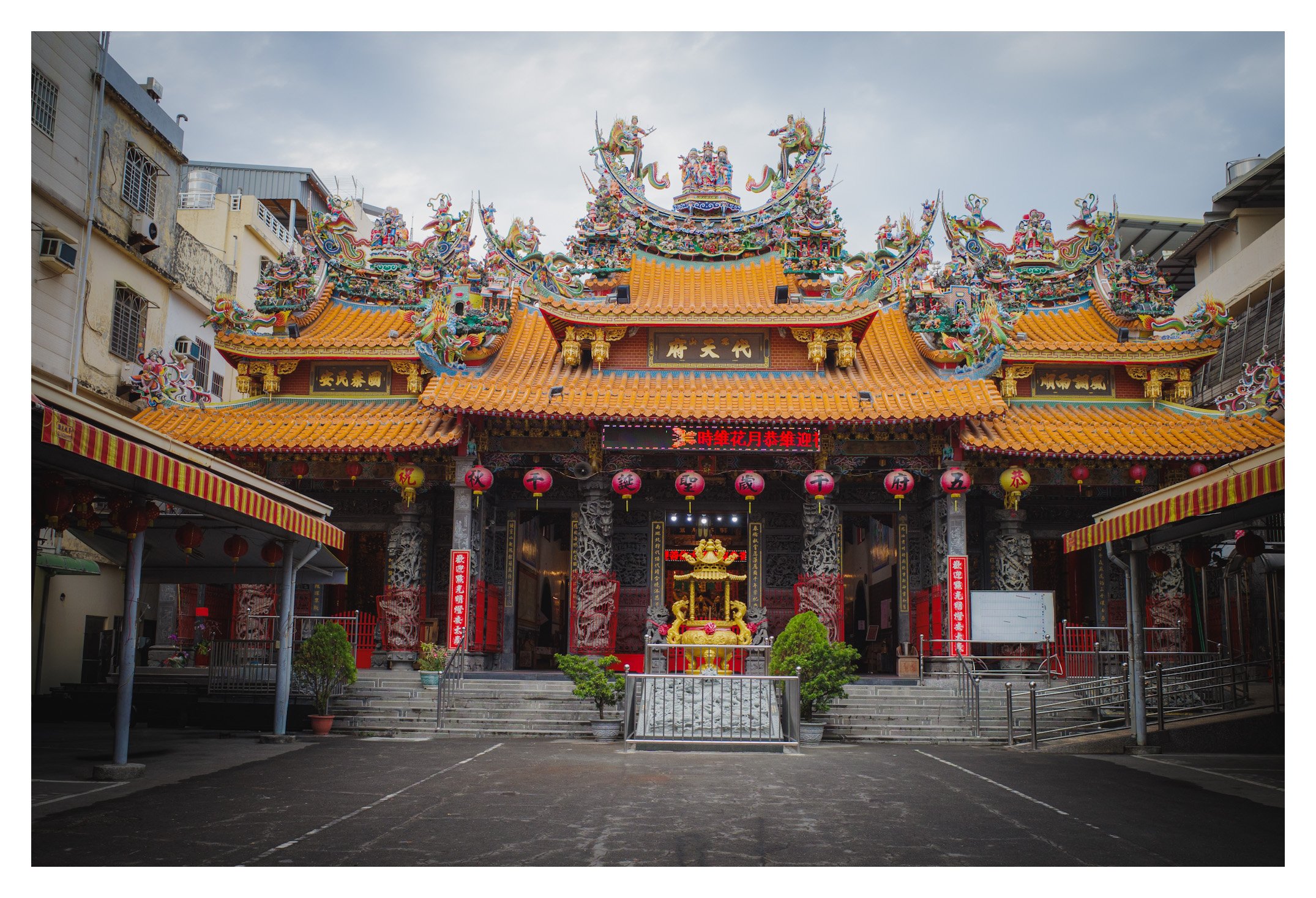 Day 162/365 The Golden Gaze of Fengshan: Architecture and Atmosphere