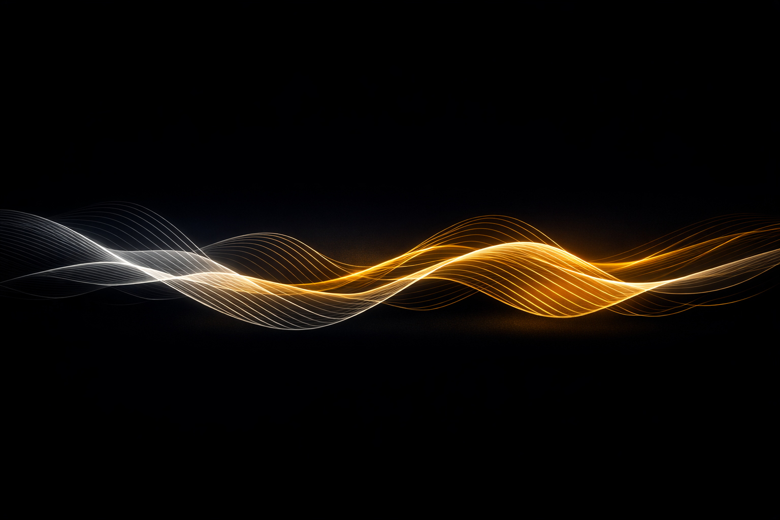 Abstrakte Wellenlinien in Gold- und Silberfarben auf schwarzem Hintergrund.