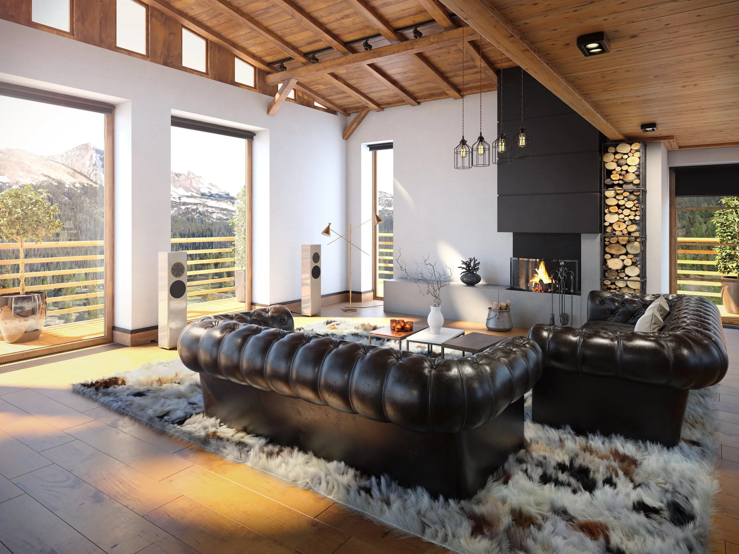 Wohnzimmer mit schwarzem Leder-Sofa, Kamin, Holzdecke, modernen Lautsprechern und Bergblick durch große Fenster.