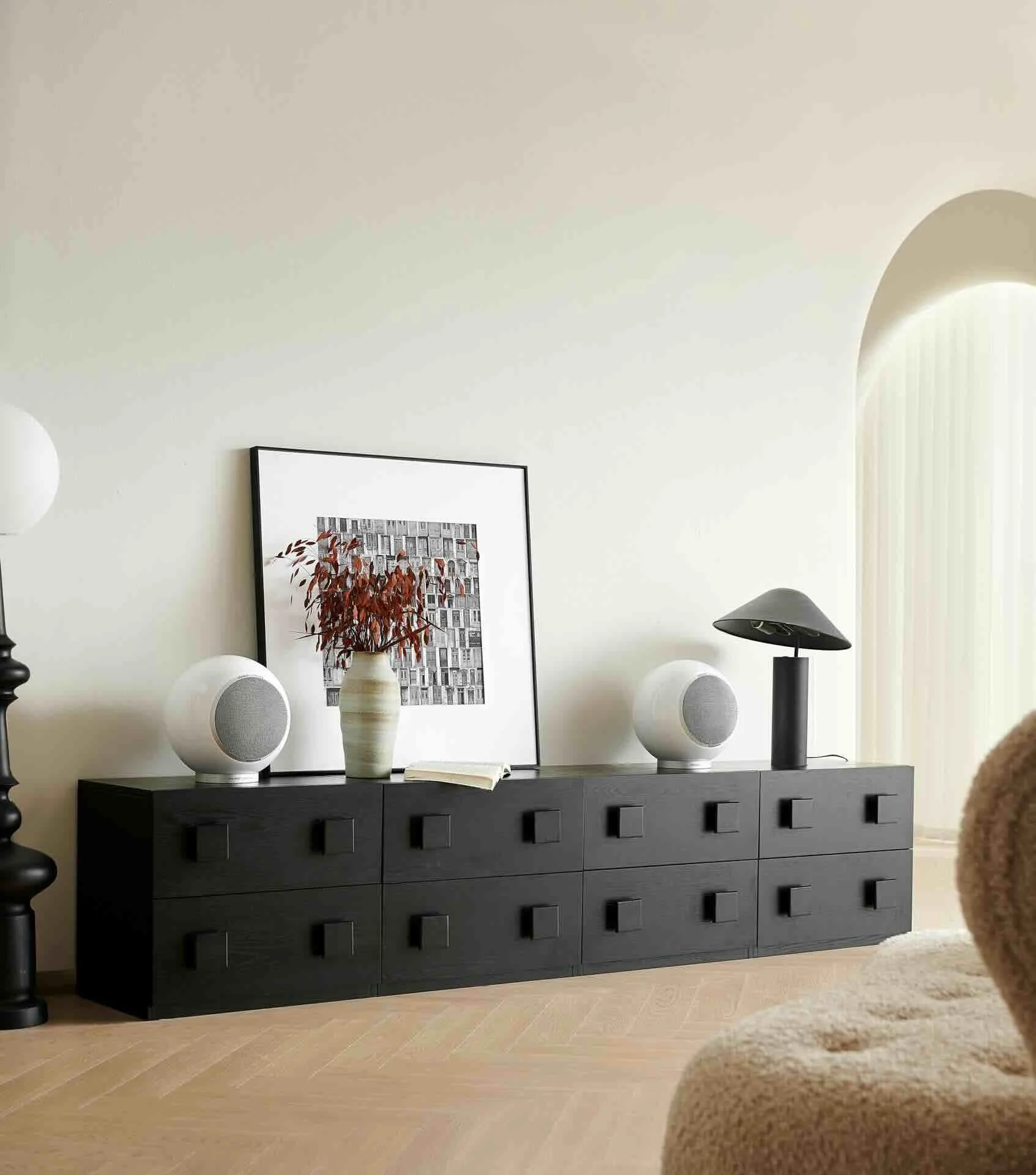 Elipson Planet L in Weiß Matt auf Schwarzem Sideboard