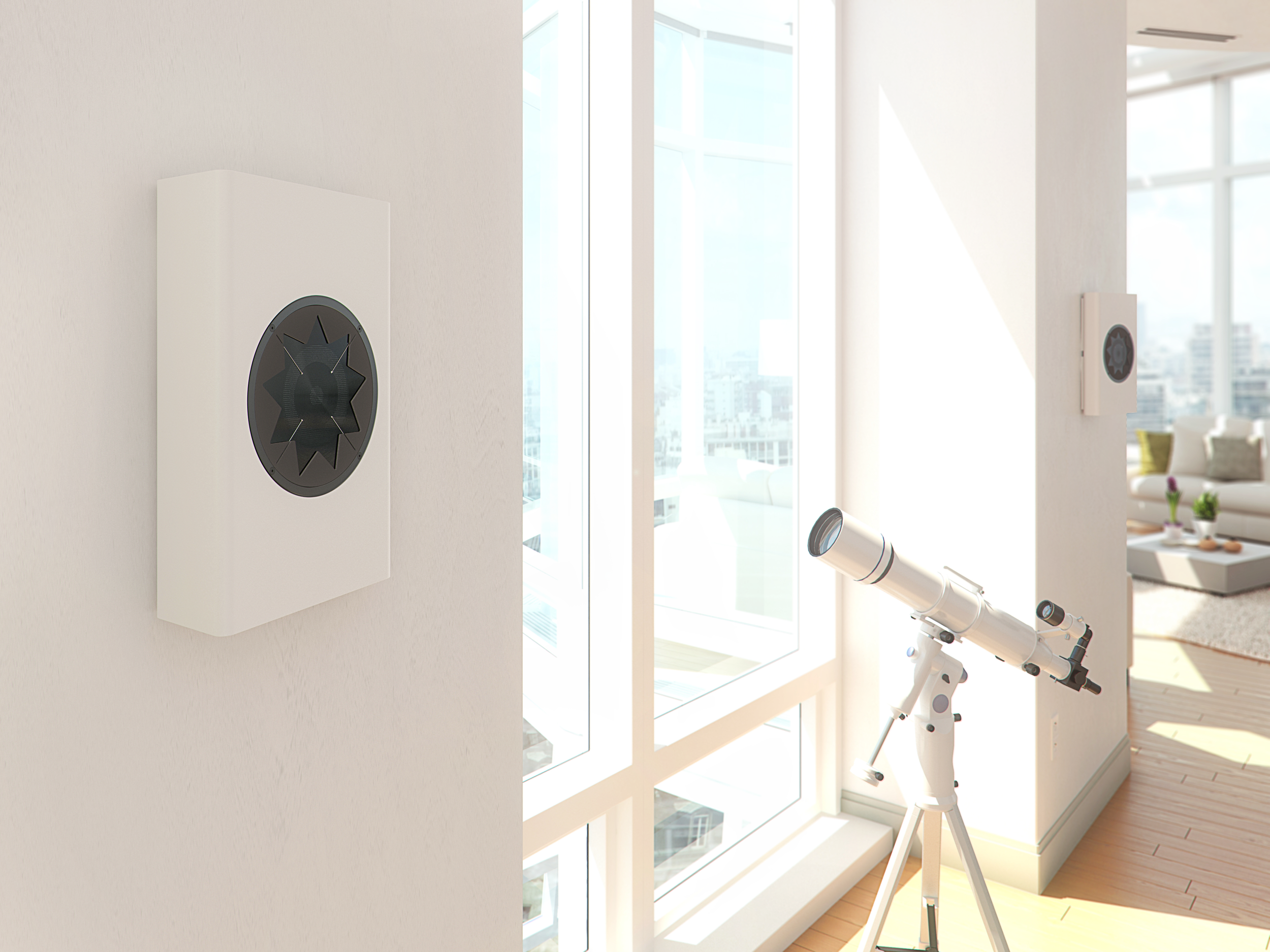 Ein Teleskop steht vor großen Fenstern in einem hellen Wohnzimmer, mit einem weißen Wandlautsprecher an der Wand.