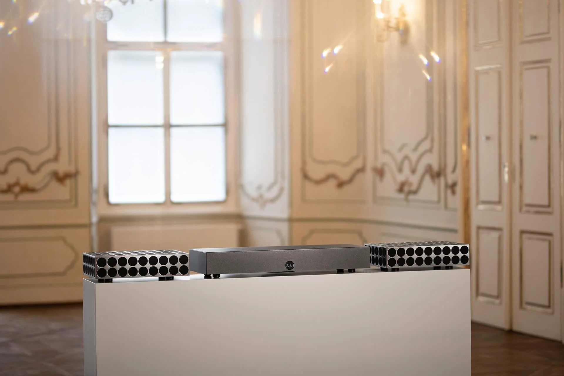 POET Audio baretta auf einem weißen Board in einem Schloß