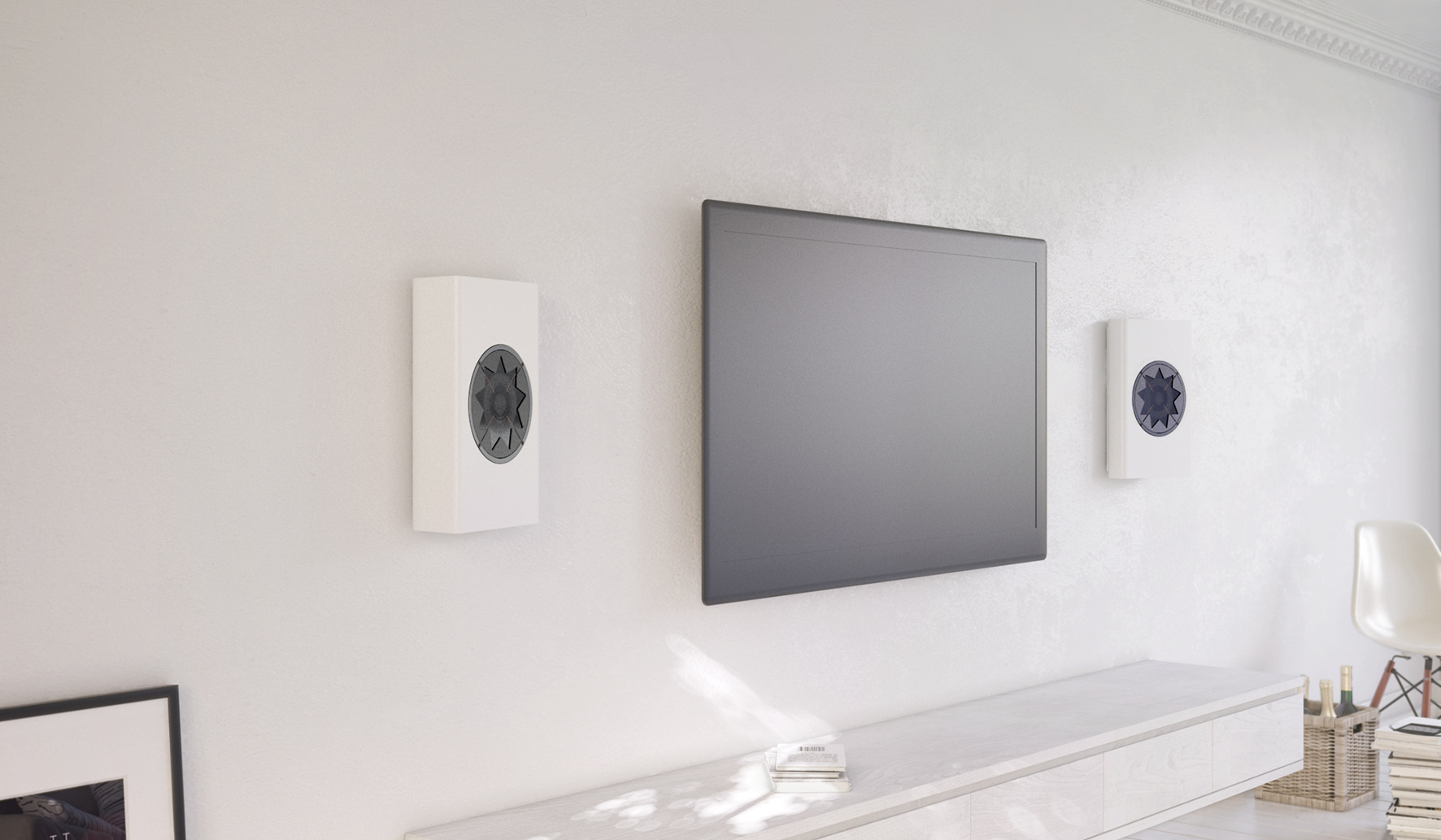 Ein modernes Wohnzimmer mit weißen Wänden, einem schwarzen Flachbildfernseher an der Wand und zwei weißen Lautsprechern links und rechts vom Fernseher.