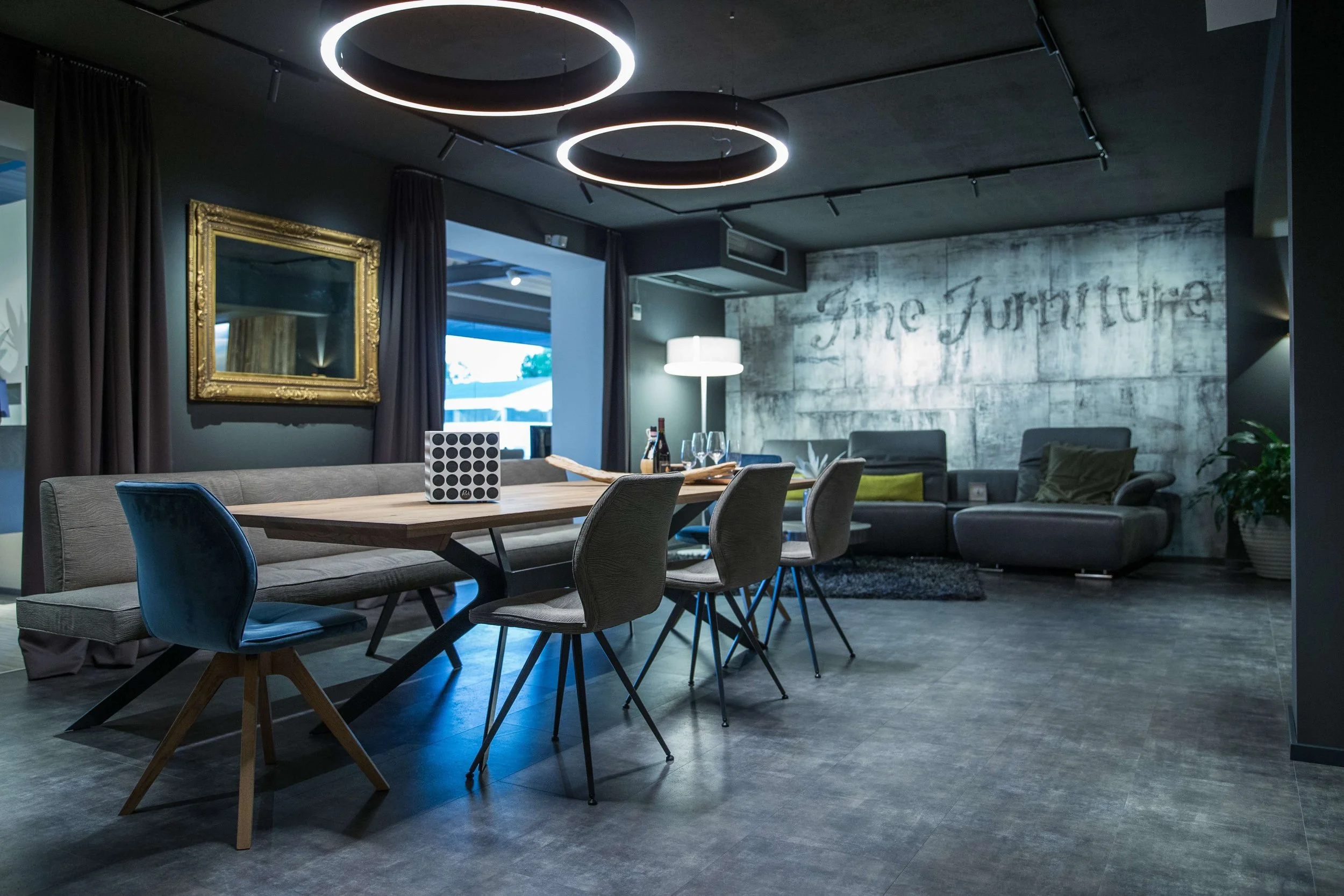 Eine POET zero° steht auf einem Tisch in einer modernen Küche. Die klare, kubische Form und die charakteristische Punktstruktur der zero° setzen einen ruhigen Designakzent im hellen, minimalistischen Raum. Die Umgebung wirkt aufgeräumt, modern und fu