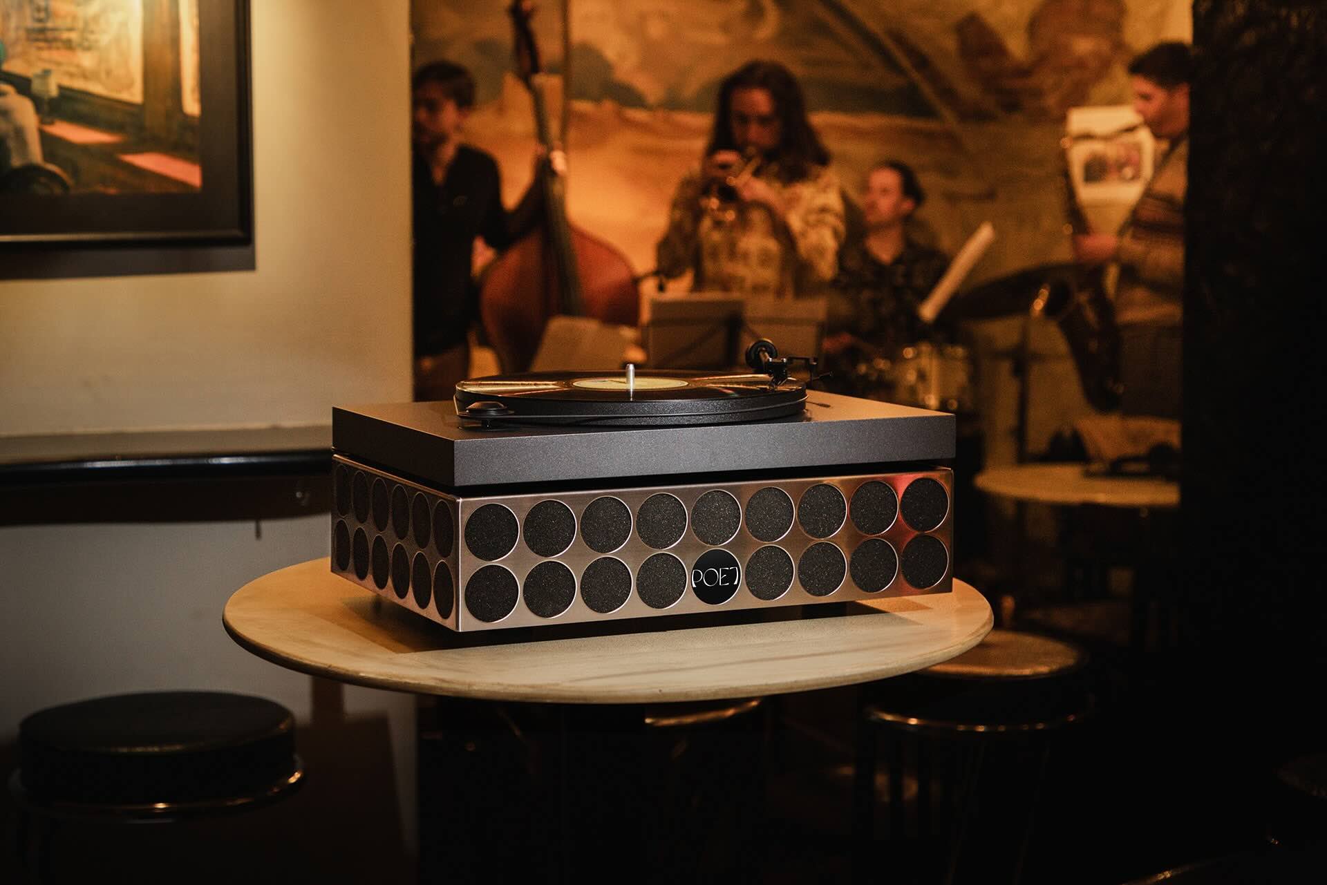 POET Audio fonetta auf einem Tisch im Hintergrund eine Jazz-Band
