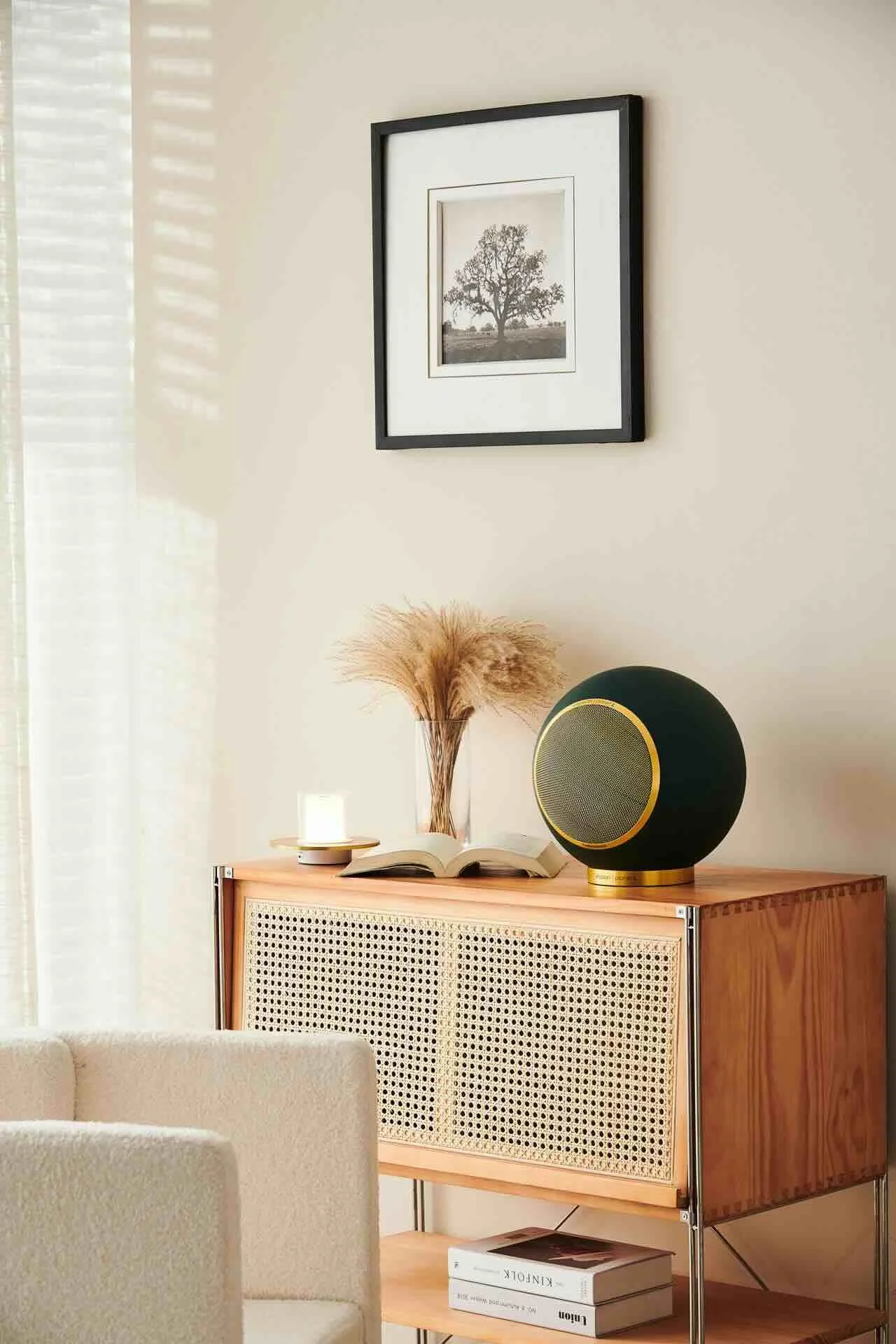 Elipson Planet L in Grün mit goldenen akzenten auf Sideboard 