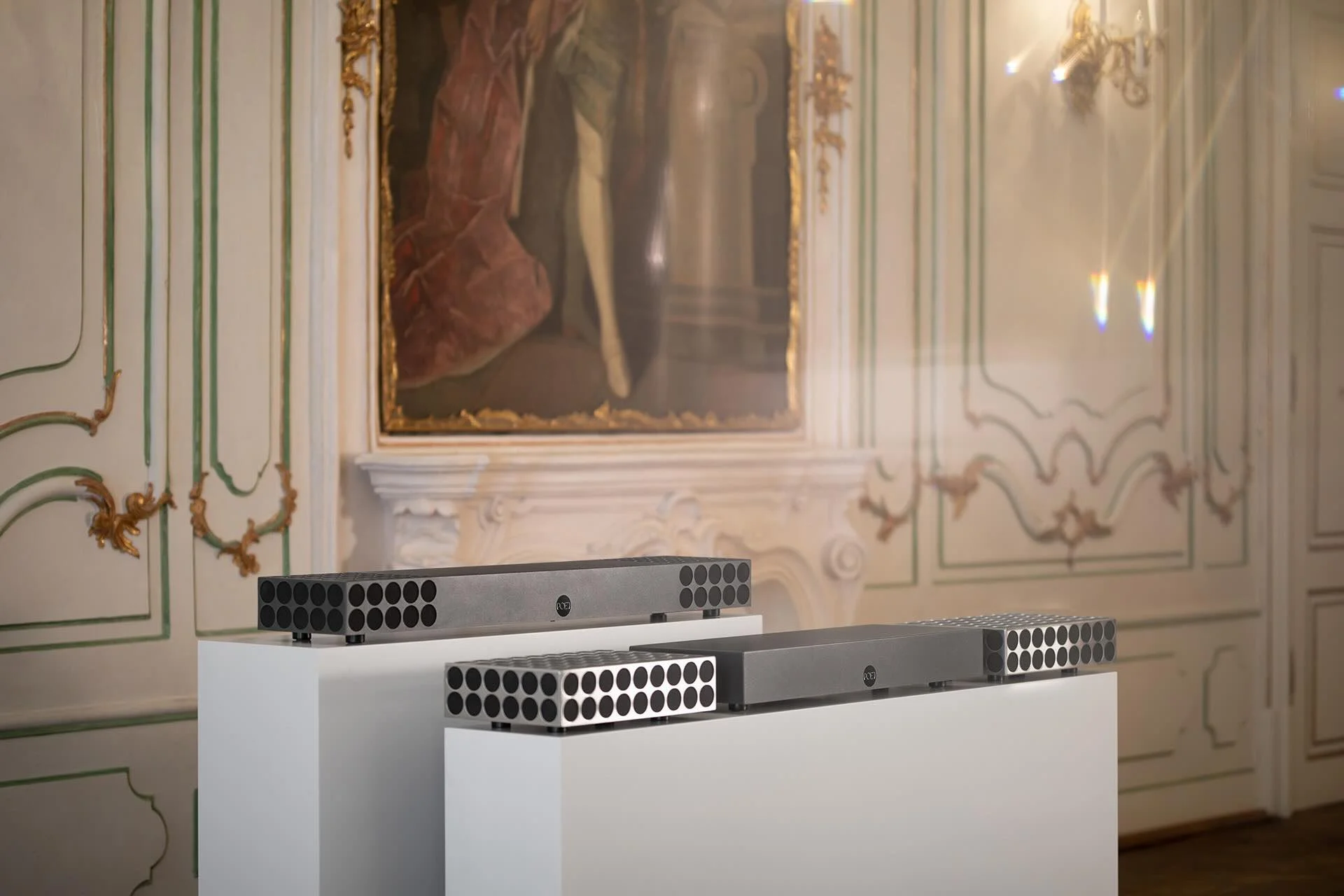 POET Audio m-baretta & baretta in einem Schlß vor einem Gemälde