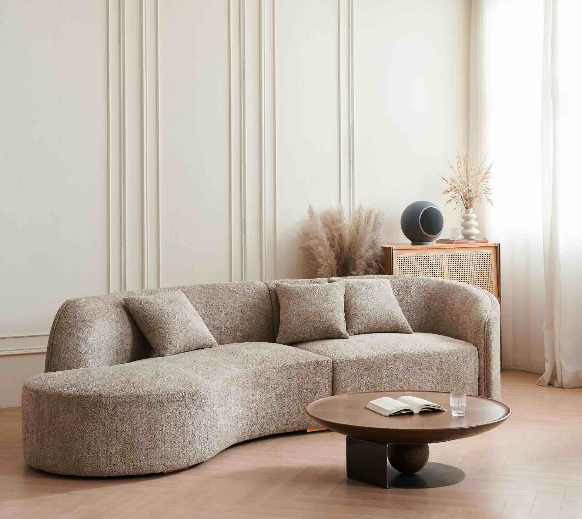 Elipson Planet L auf Sideboard hinter einem Sofa vor dem ein Tisch stehet