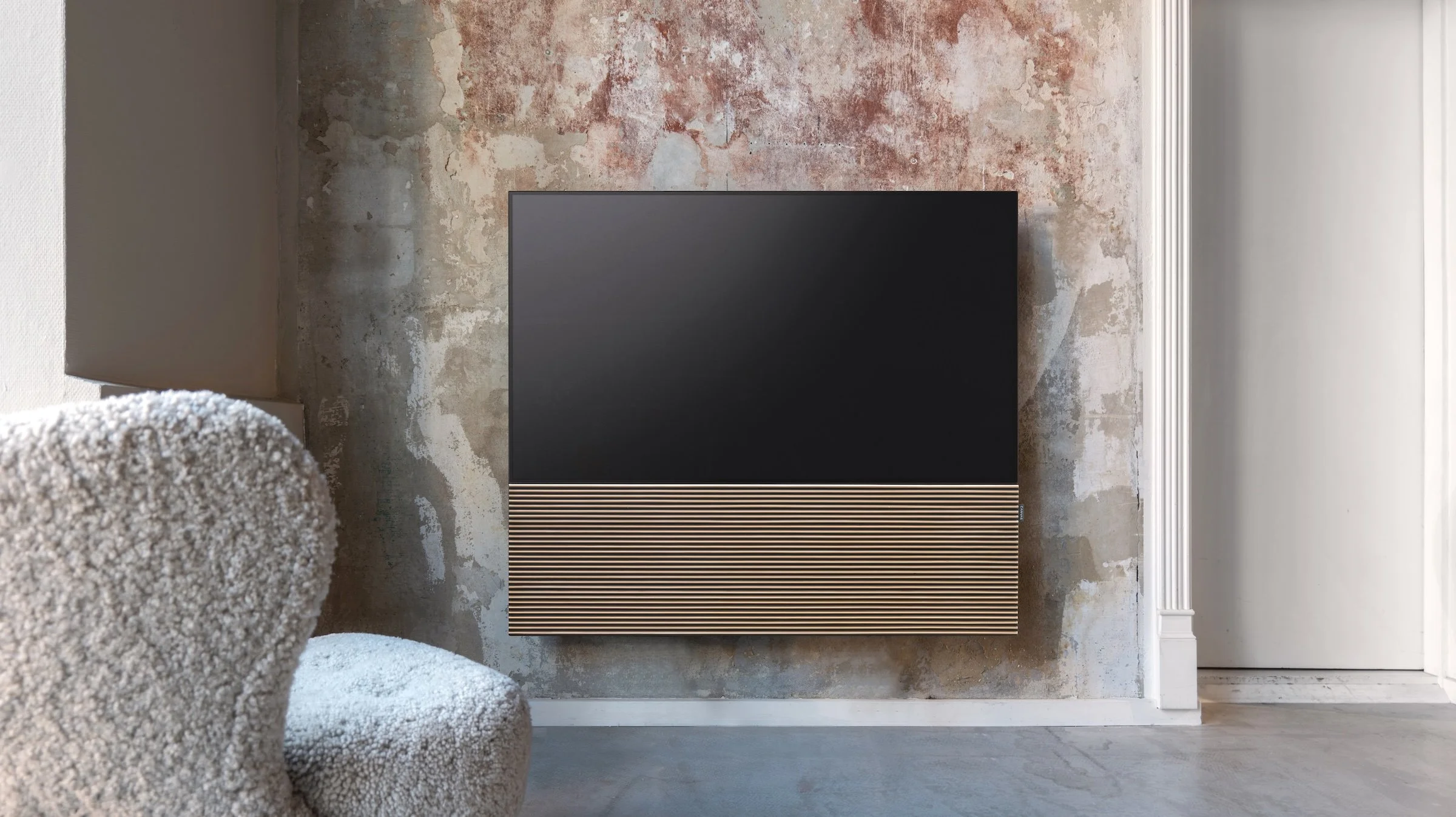 CANVASHiFi Audio‑System mit Wallnuss-Holz-Abdeckung unter Fernseher montiert