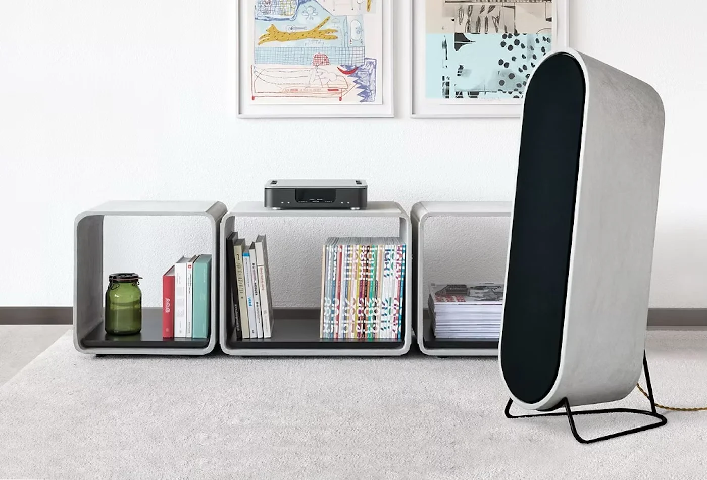 VONSCHLOO L210 High-End‑Lautsprecher vor einem Sideboard auf dem ein SmartAmp steht