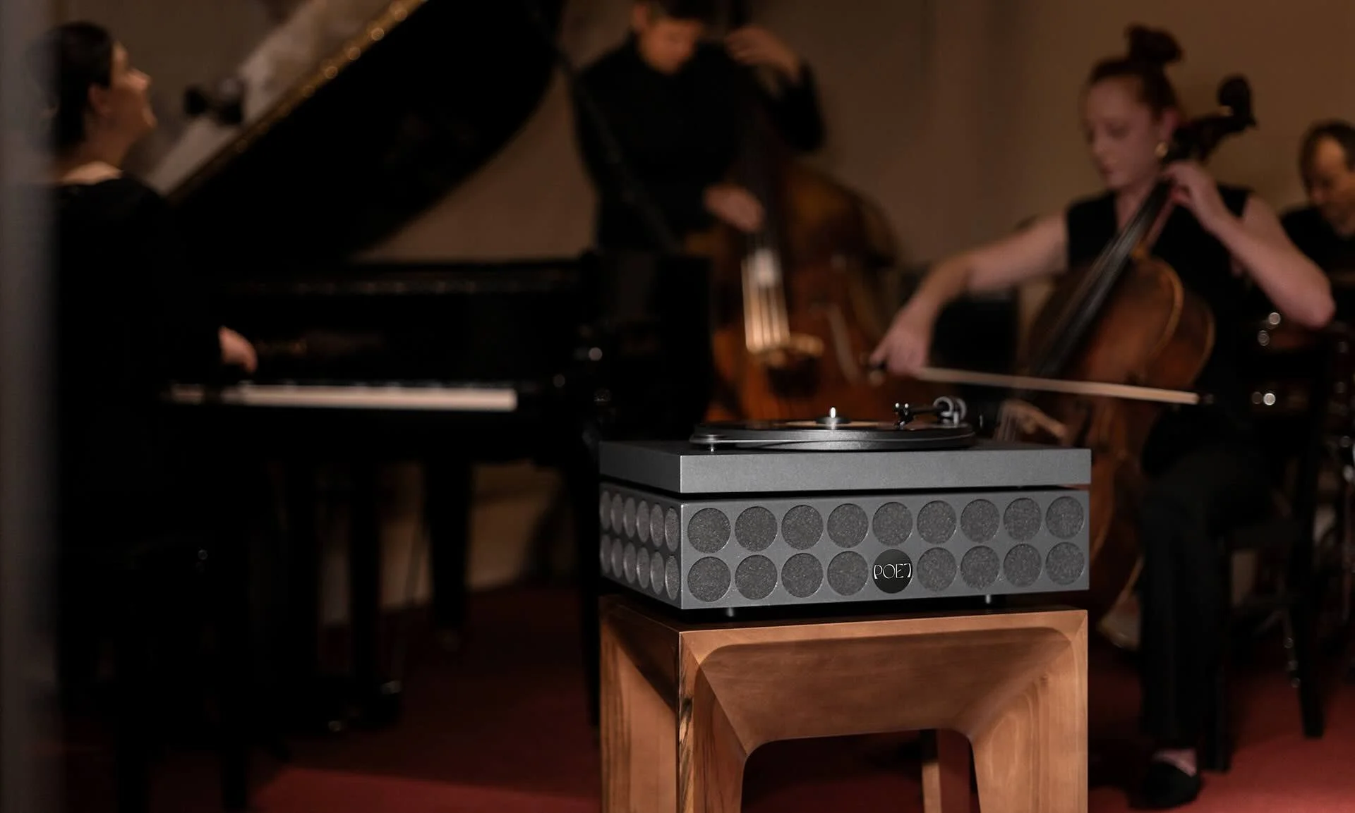 POET Audio fonetta auf base vor einer Jazz Band