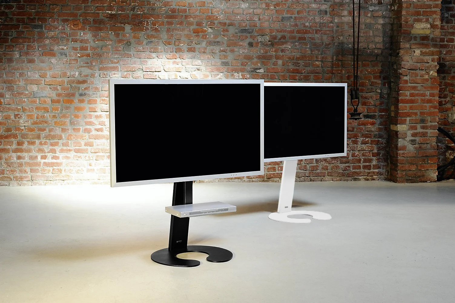 wissmann-111-1_schwarz-weiss-TV-Standfuss.jpg
