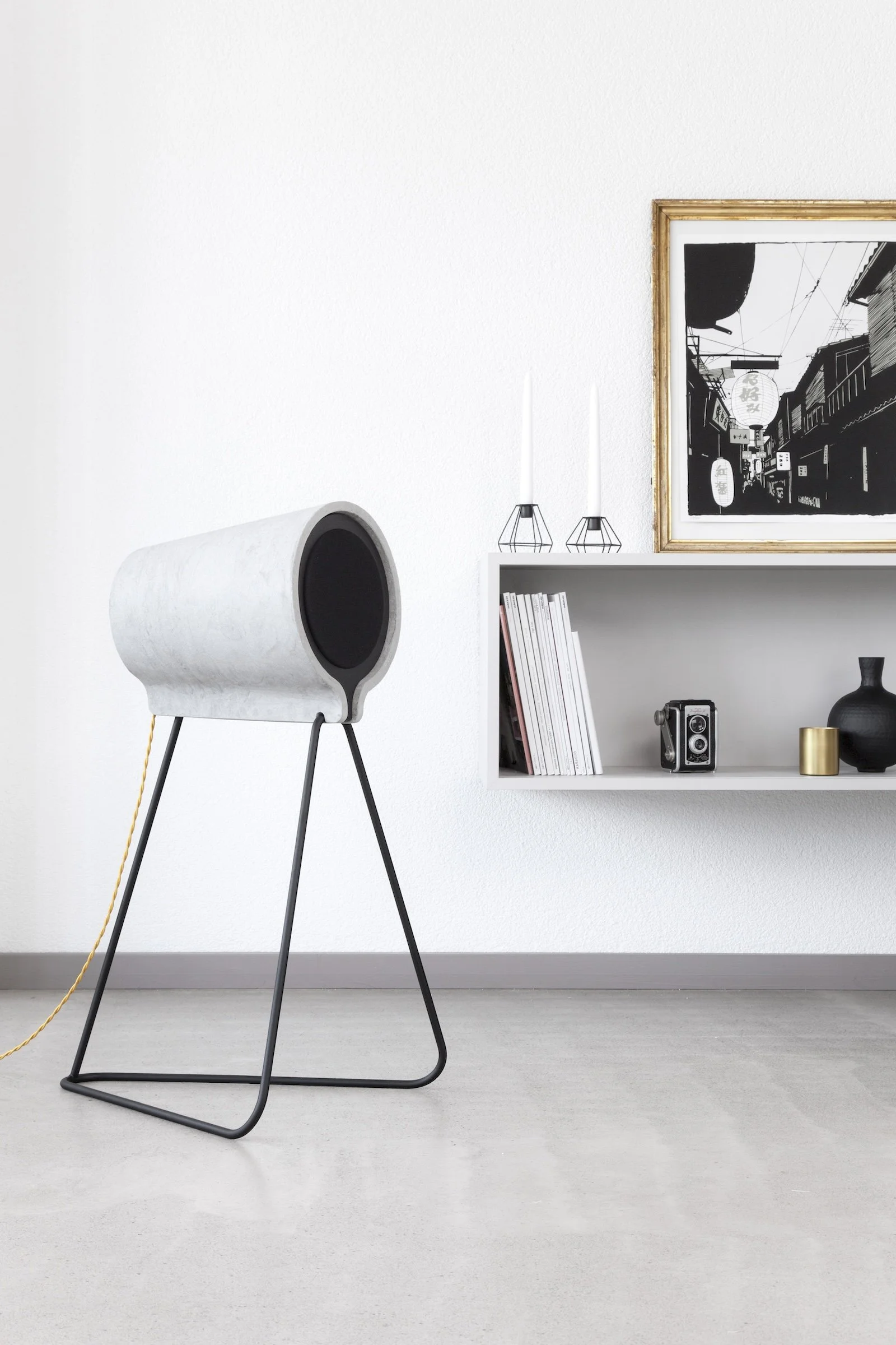 VONSCHLOO L2 Audio‑Lautsprecher Stand Ausführung vor einem Sideboard