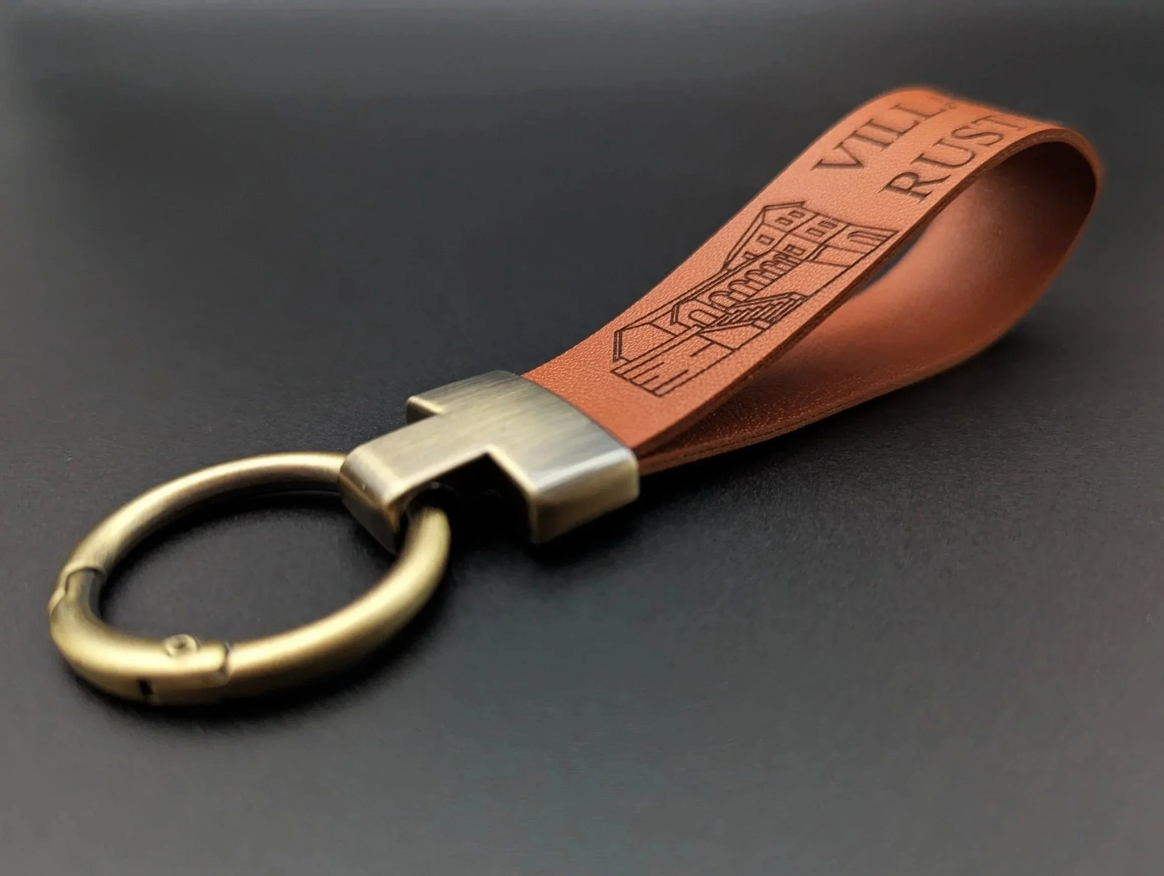 Edles Design trifft auf Funktionalität: Dieses braune Schlüsselband in hochwertiger Lederoptik überzeugt mit einer präzisen Lasergravur deines individuellen Logos. Der messingfarbene Karabiner rundet den Look stilvoll ab – perfekt für Events, Firmen