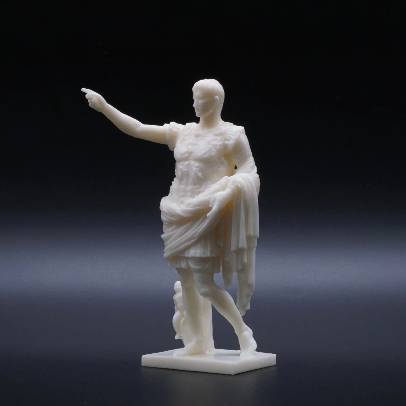 Verkleinerte „Augustus von Prima Porta“-Statue aus Resin, Frontansicht mit detailreichem Brustpanzer (Copy)