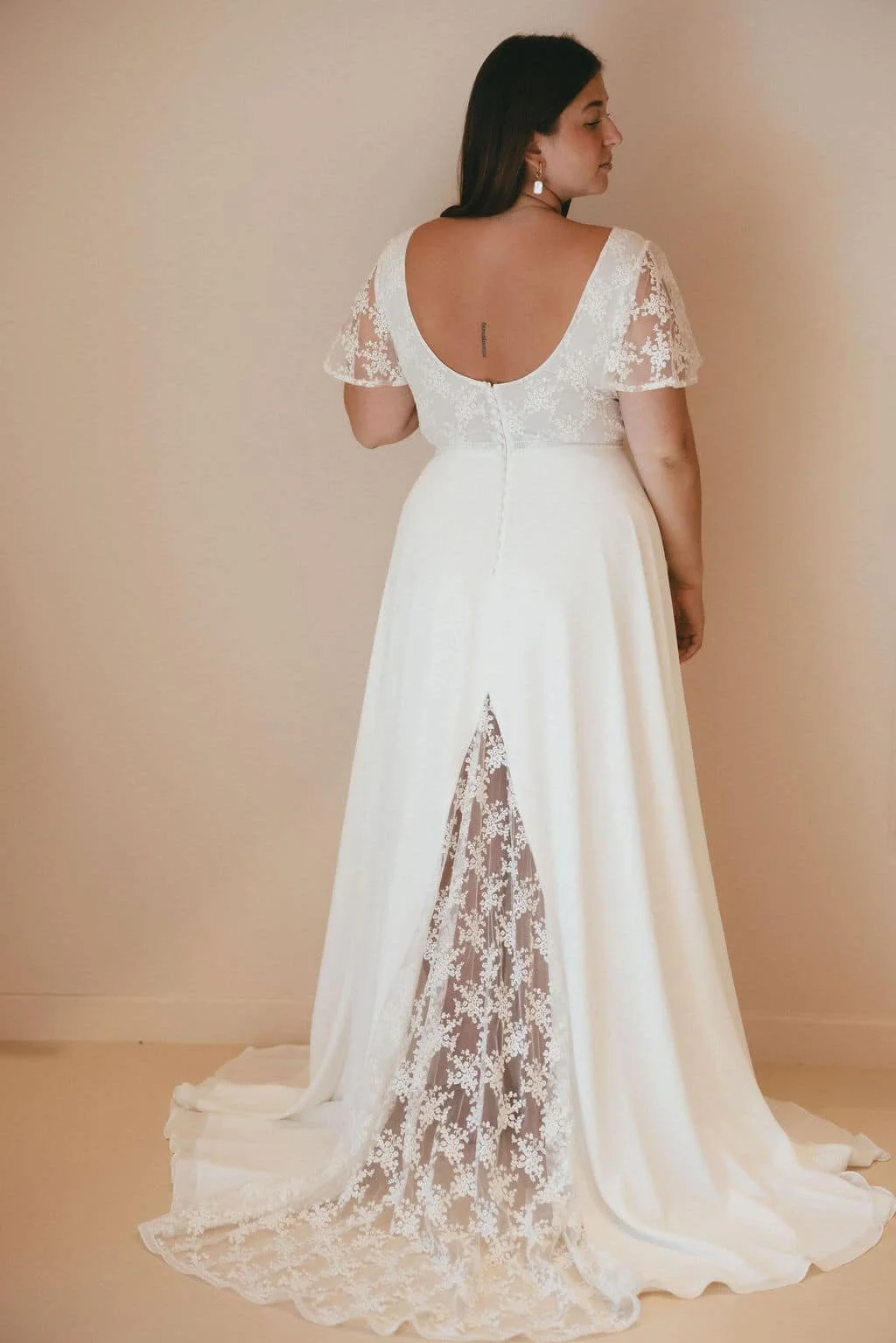 Robe Madame a dit oui de dos avec quille en dentelle et dos nu