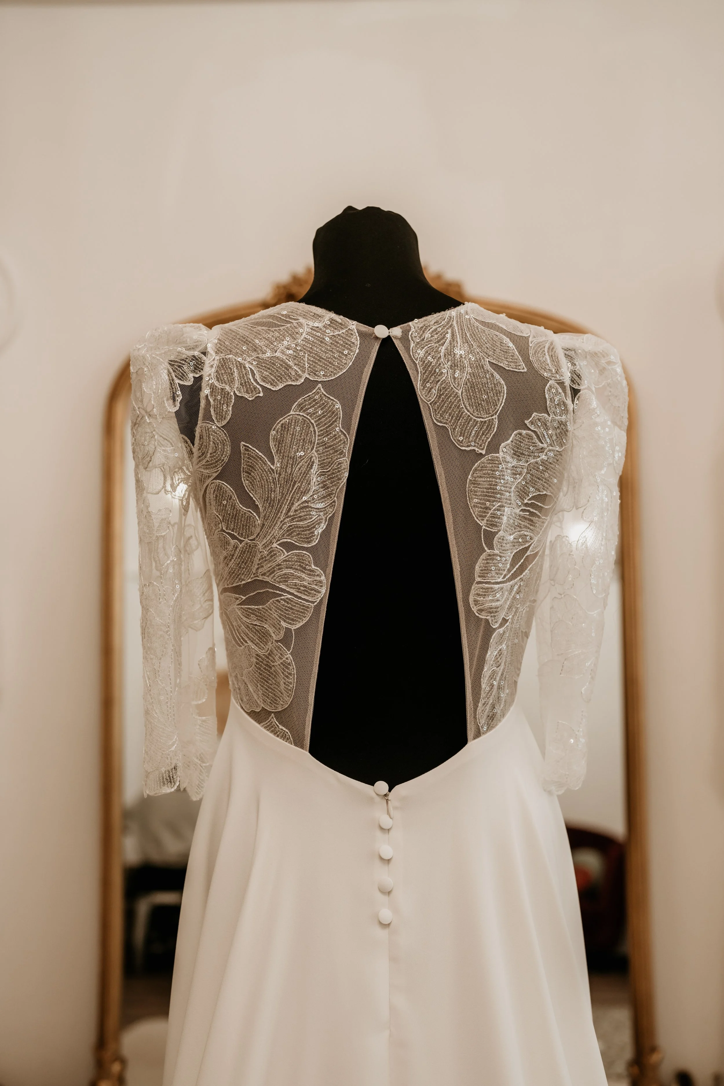 Dos de la robe Bérangère à paillettes. Par Claudine création, atelier français.
credit photo : joeddysson