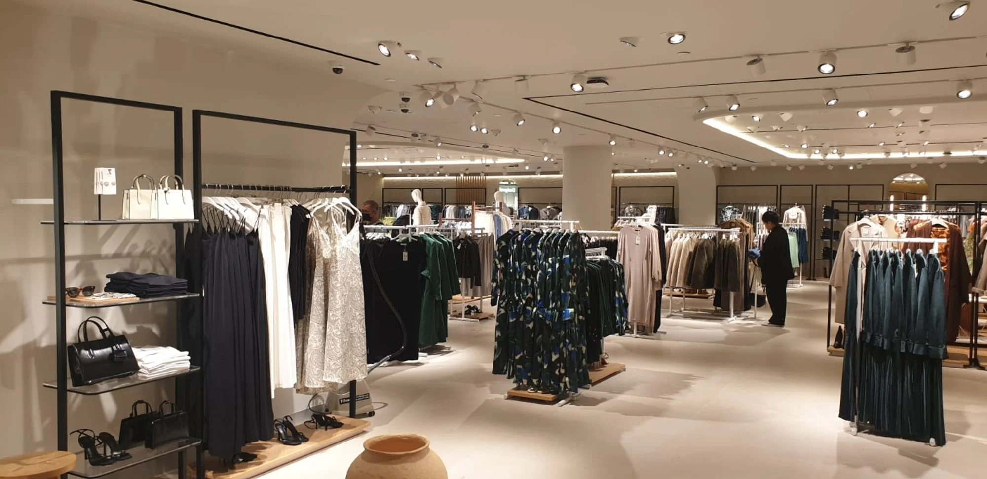 SJH-Commercial-Renovation-SG-Retail-Mango-Ion-06.jpeg