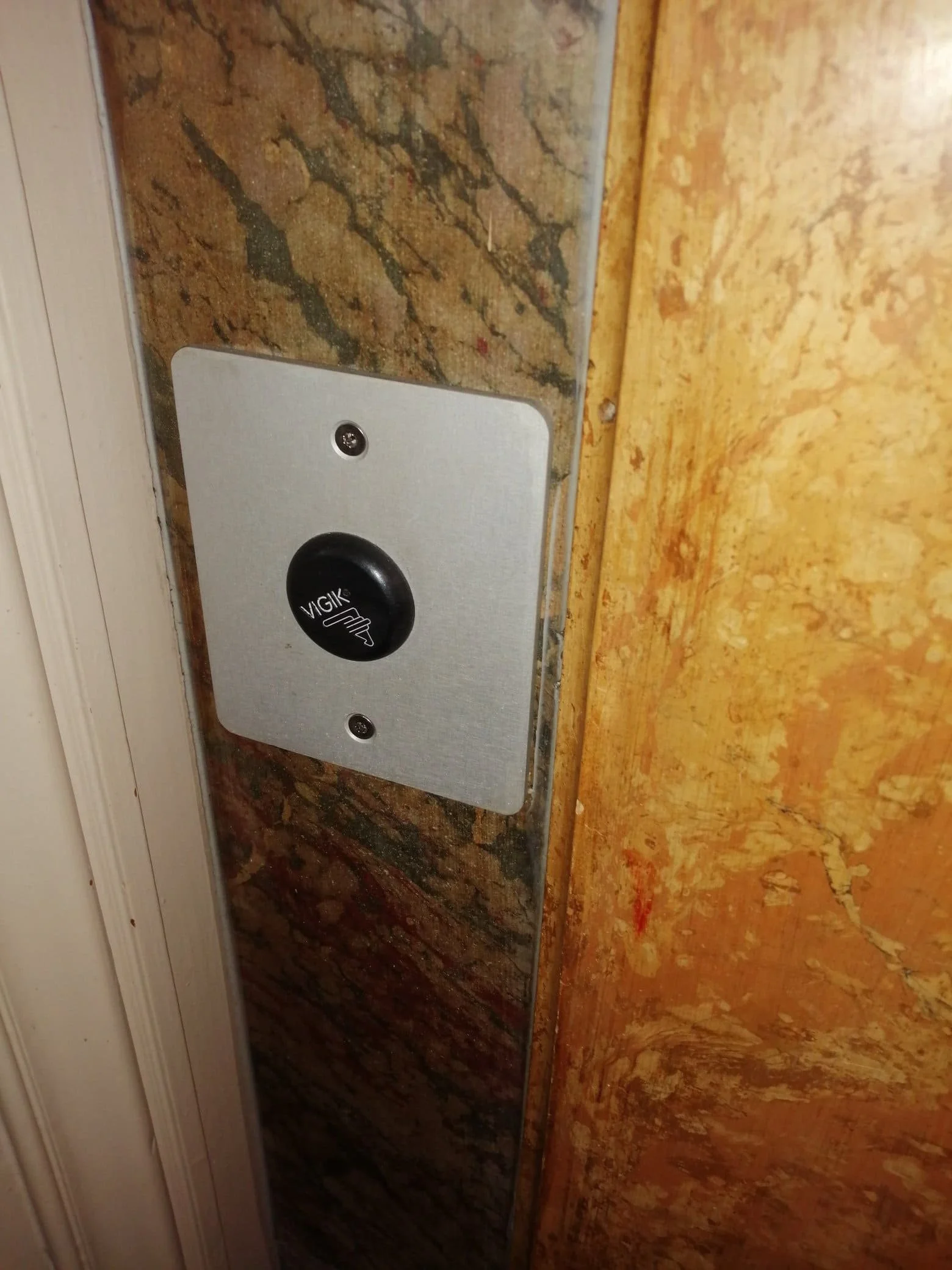 Lecteur de badge Vigik sur un mur de marbre