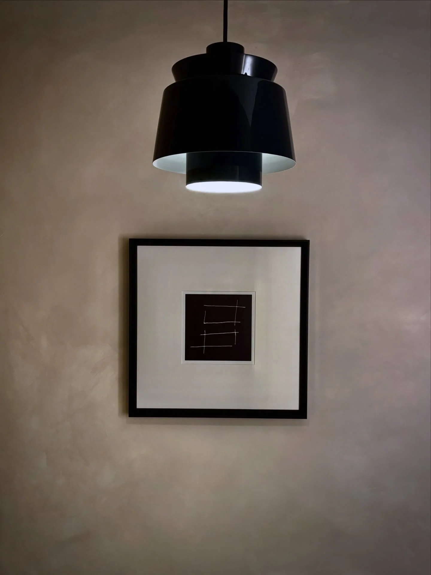 Limewash adds a natural texture to the walls. When paired with deep navy blue, the contrast is both bold and calming. The Utzon pendant brings a touch of Danish design. #byloujoia #scandi #limewash #nordicstyle