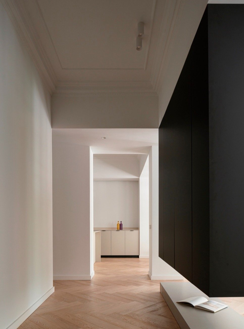 A home defined by light, balance and beautiful restraint.

Floating architectural volumes, warm oak floors in herringbone and soft linen textures create a space that feels both modern and timeless.

Design by @olmosconstruye