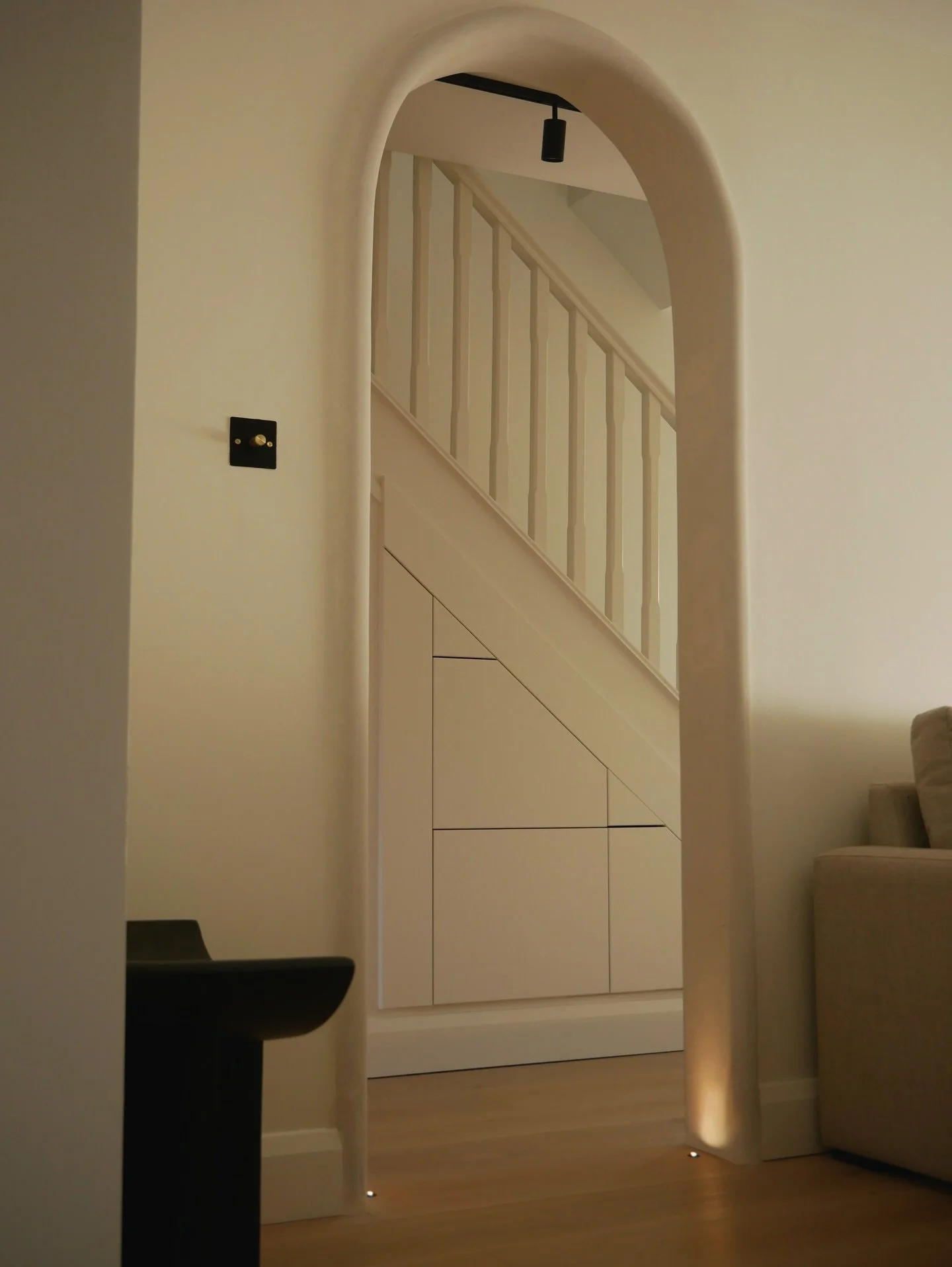 The Blackrock project features a stunning limewash arch, a subtle detail that makes a statement. For the arch, we chose a beautiful soft limewash color that perfectly complements the farrow and ball pointing, just as my client envisioned. #limewash #